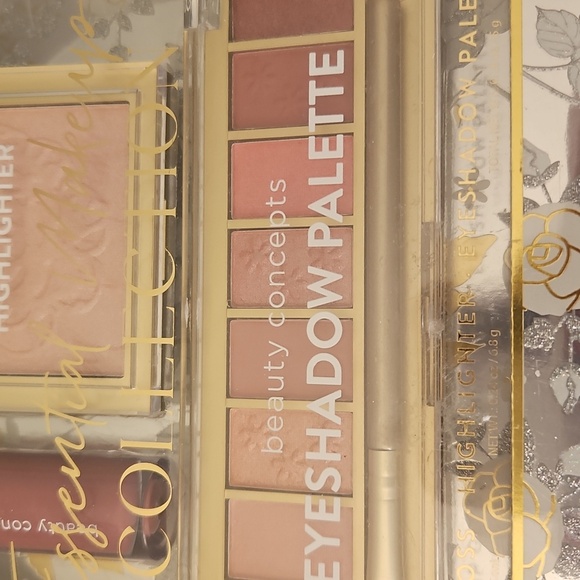 Essential makeup collection Nwt - Picture 4 of 4